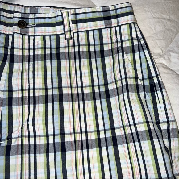 Cutter & Buck CB Men's Flat Front Plaid White Black Green Sz 34 Inseam 9.5" - Picture 2 of 5